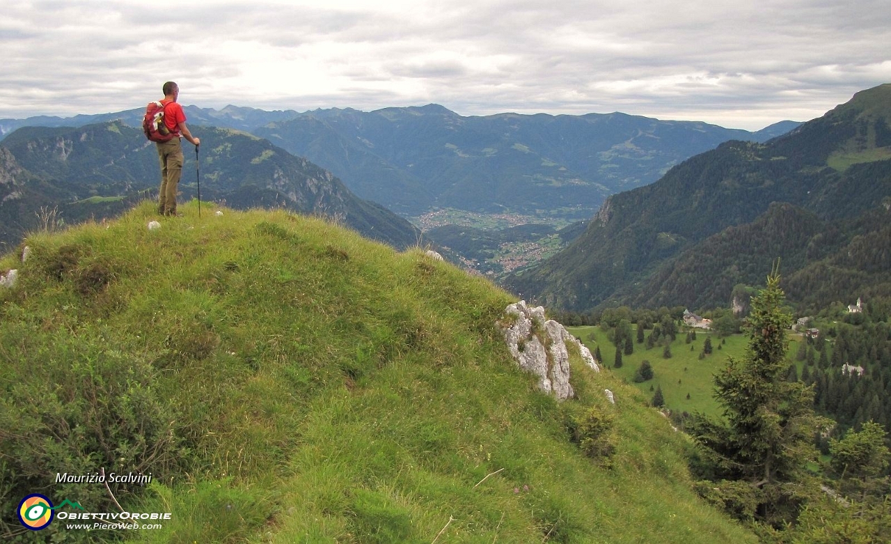 05 Ci si poorta subito sul crinale, con bella vista sul Passo della Presolana....JPG